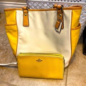 Authentic coach tote with matching double zip wristlet